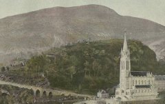 Vue générale de la Basilique de Lourdes – s. d. - Photographie rehaussée à l'aquarelle - Médiathèque André Labarrère Pau – cote 45768R 