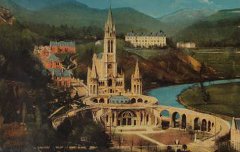 Lourdes : Vue plongeante sur la Basilique – 1908-1925 - carte postale – Médiathèque André Labarrère Pau – cote PHA040 