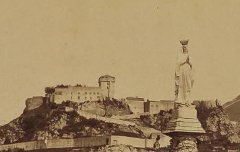 Lourdes : Statue de la Vierge et vieux château - vers 1871 – photographie - Médiathèque André Labarrère Pau – cote PHA131 