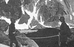 Le Balaïtous et le lac supérieur d'Arriel vus du col d'Arrémoulit (1455 m) - Photographie extraite de l'Annuaire du cinquantenaire de la section des Pyrénées Centrales du Club Alpin français : 1876-1926 (photogravures par Ch. Laffont) – 1925 - Médiathèque André Labarrère Pau – cote 45777